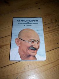 An Autobiography or The Story of my Experiments with Truth (English and Gujarati Edition) (Navajivan Trust 2007)