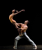 三个女人，穿越大陆