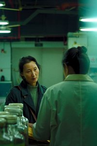 空房间里的女人